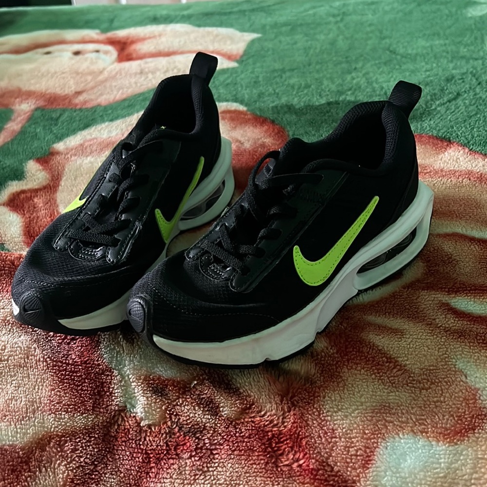 Im selling a original nike shoes for kids